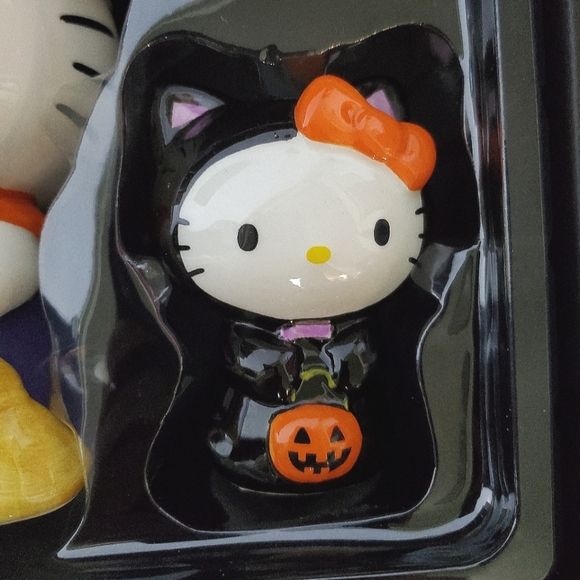 Hello Kitty Halloween Mug and Figurine Set - Picture 3 of 5